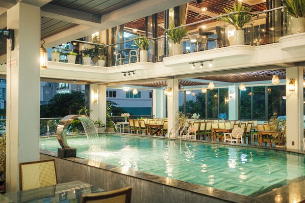 Minibar med vissa gratis produkter och värdeförvaringsskåp på rummet