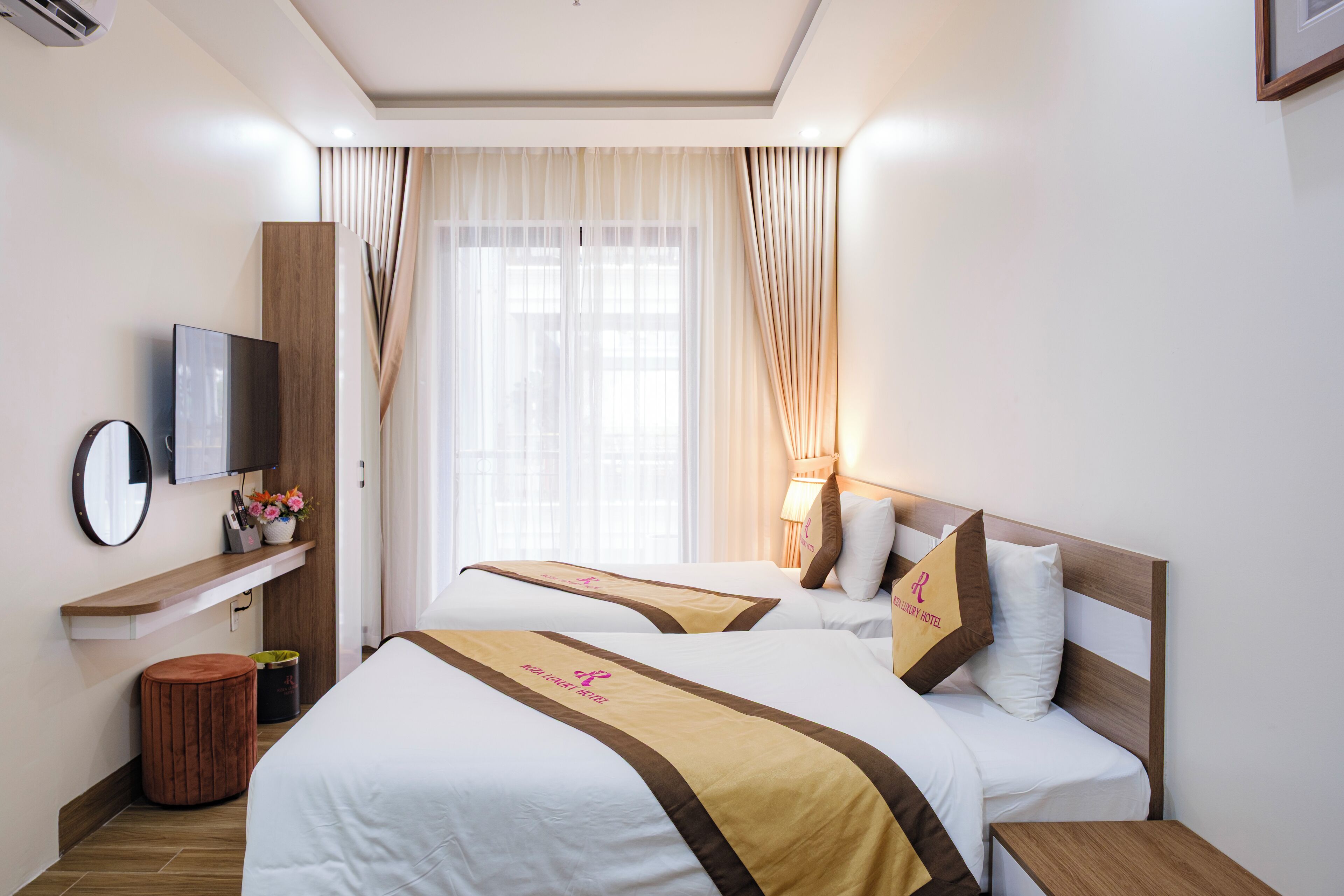 Chambre Deluxe avec lits jumeaux | Mini-bar avec articles gratuits, coffres-forts dans les chambres, bureau