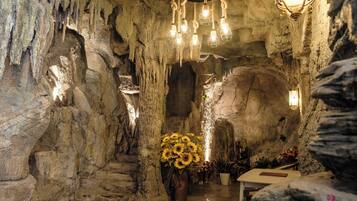 Isi minibar gratis, brankas, meja kerja, dan tirai kedap cahaya