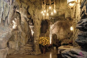 Minibar med vissa gratis produkter och värdeförvaringsskåp på rummet