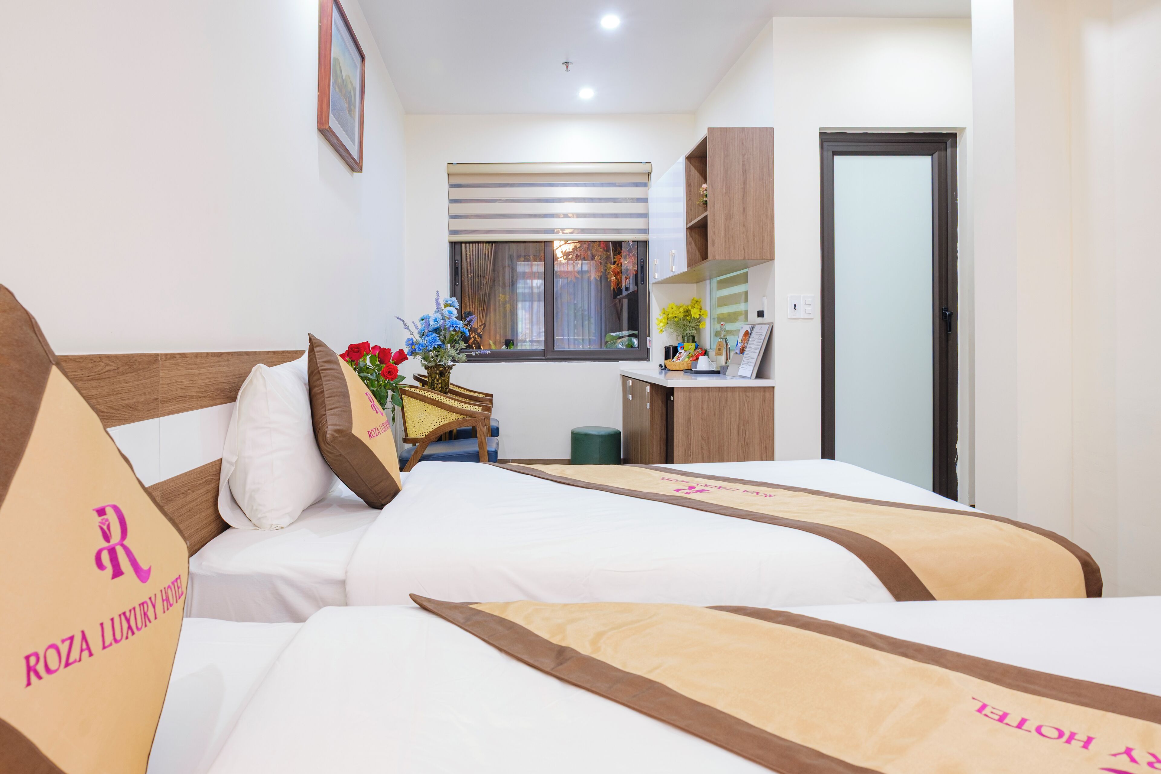 Mini-bar avec articles gratuits, coffres-forts dans les chambres, bureau