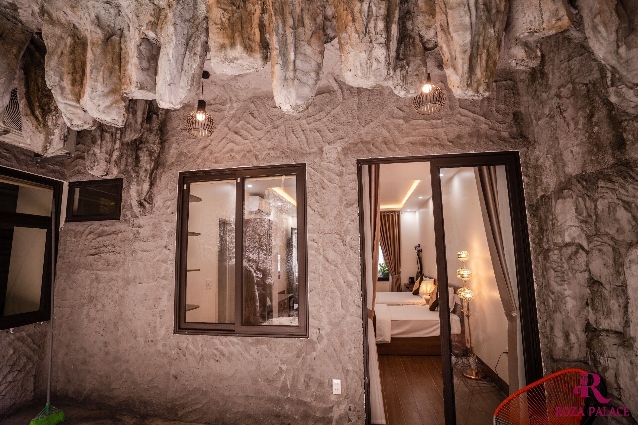 尊荣三人房 | 免费迷你吧物品、客房内保险箱、办公桌、遮光窗帘