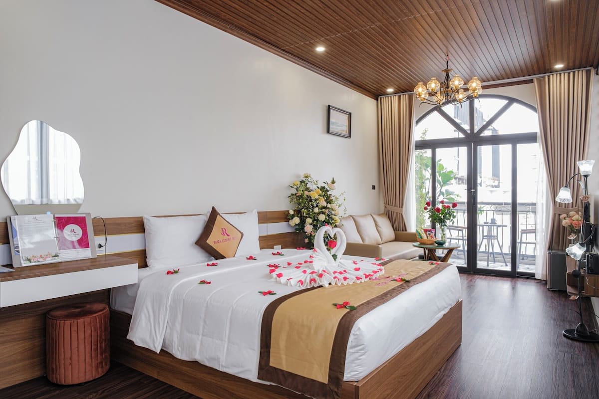 Executive Studio Suite | Free minibar items, in-room safe, desk, blackout curtains