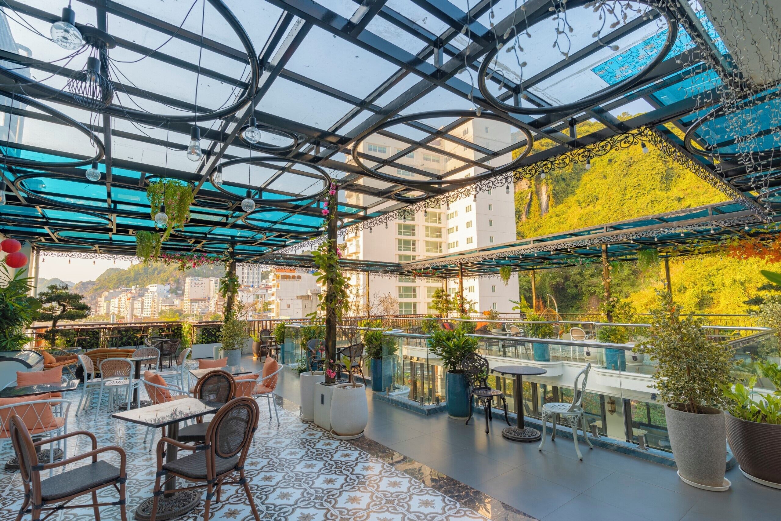 Minibarvarer (inkludert), safe på rommet og skrivebord