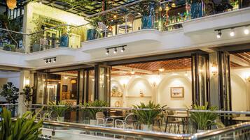 Isi minibar gratis, brankas, meja kerja, dan tirai kedap cahaya