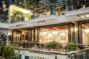 Minibar med vissa gratis produkter och värdeförvaringsskåp på rummet