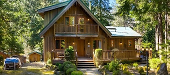 Glacier Creek Chalet- A spacious mountain retreat. Family and pet friendly.