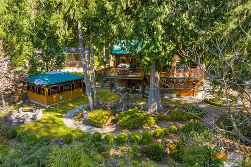 Glacier Creek Chalet- A spacious mountain retreat. Family and pet friendly.