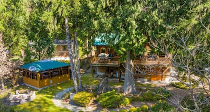 Glacier Creek Chalet- A spacious mountain retreat. Family and pet friendly.