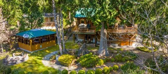Glacier Creek Chalet- A spacious mountain retreat. Family and pet friendly.