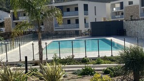 A modern building with a swimming pool, surrounded by greenery and mountains. - New 4 bedroom house, superb view of Calvi bay (Calvi)