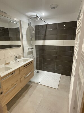 SĂšche-cheveux, serviettes fournies, papier toilette