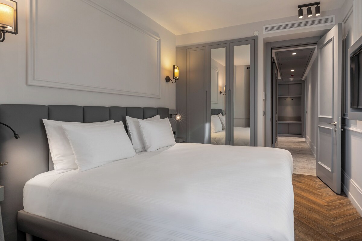 Phòng Suite dành cho gia đình, nhiều giường, quang cảnh thành phố | Minibar, két bảo mật tại phòng, phòng cách âm 