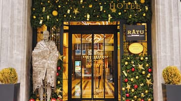 Der Eingang des Wishmore Hotels mit einer großen Statue, Weihnachtsdekoration und einem Schild, das Istanbul anzeigt.