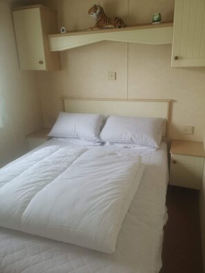 3 habitaciones y tabla de planchar con plancha