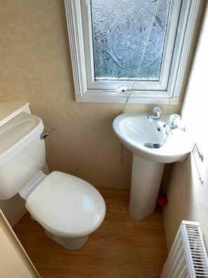 Apartment, Multiple Beds | Bathroom - Lovely 3-bed Caravan in Skegness (Skegness)