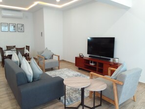 50-inch Smart TV with cable channels, Netflix, streaming services - 24 Roma (Lusaka)