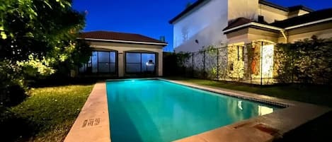 Hồ bơi ngoài trời, ghế dài tắm nắng