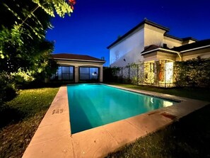 Outdoor pool, pool loungers - 24 Roma (Lusaka)