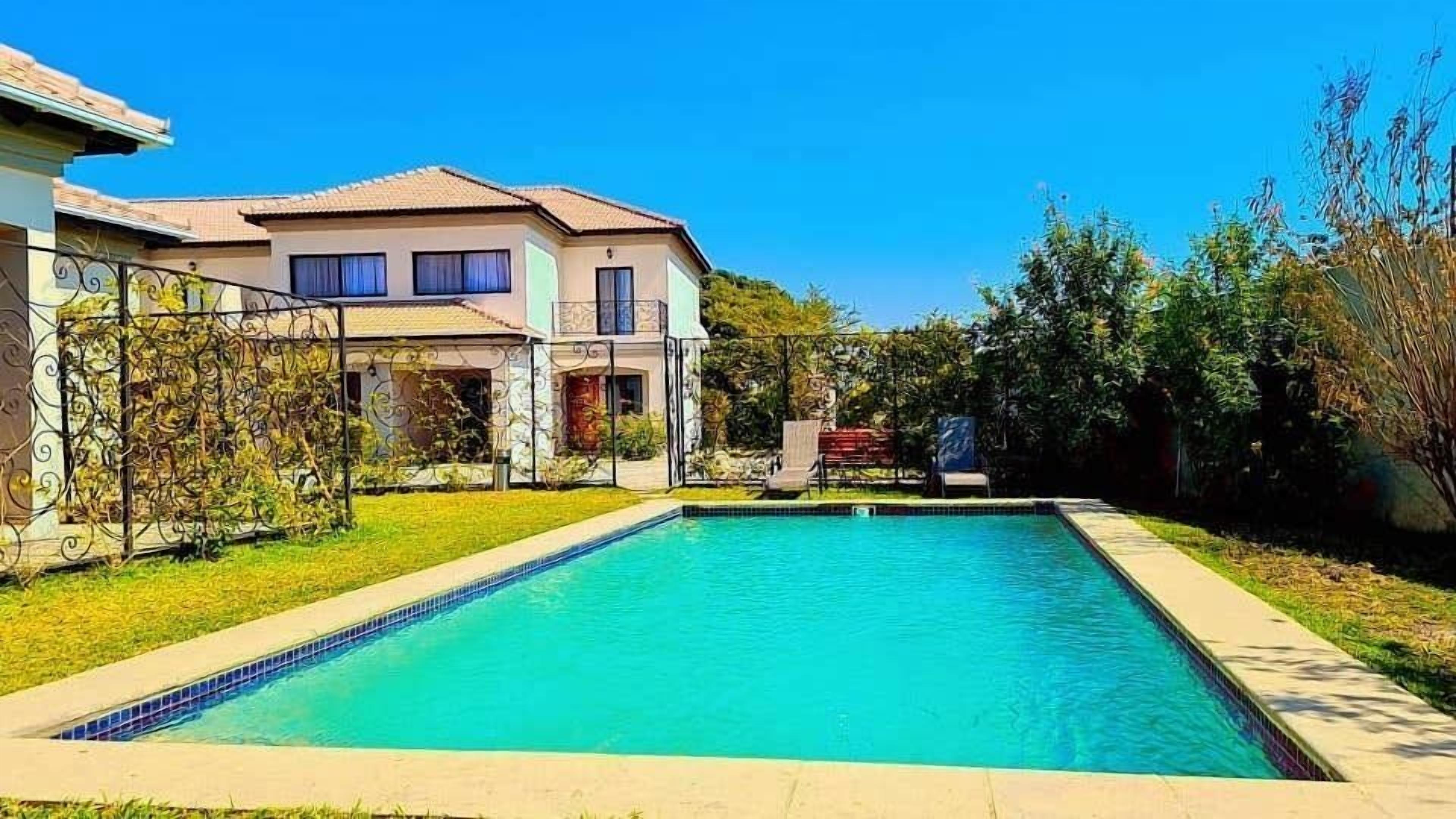 Een douche, een haardroger, een bidet, handdoeken