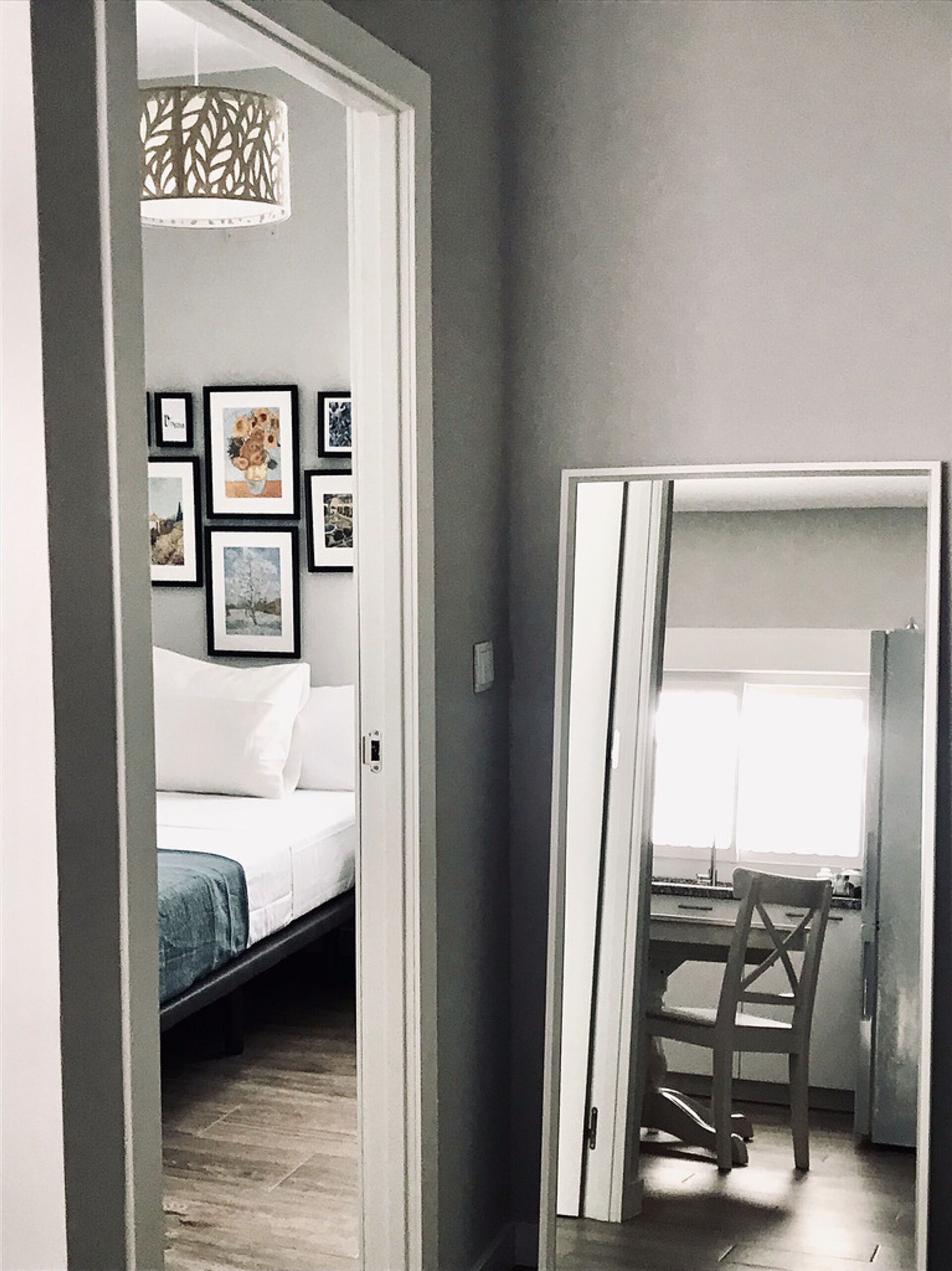 2 habitaciones y tabla de planchar con plancha 