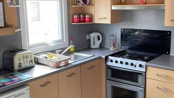 Apartment, Multiple Beds | Private kitchen | Fridge, microwave, oven, stovetop