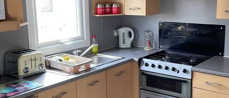 Apartment, Multiple Beds | Private kitchen | Fridge, microwave, oven, stovetop