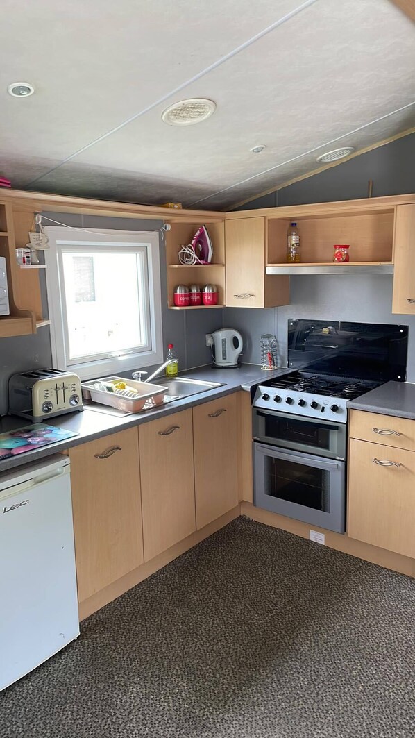 Apartment, Multiple Beds | Private kitchen | Fridge, microwave, oven, stovetop