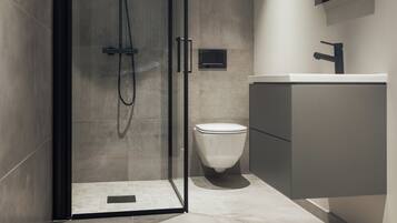 Een douche, een regendouche, een haardroger, vloerverwarming