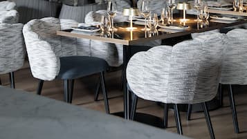 2 restaurants, lunch, dinner served; Italian cuisine