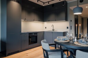 Full-sized fridge, oven, stovetop, dishwasher - Highland Lodge Fjellandsby (Hol)