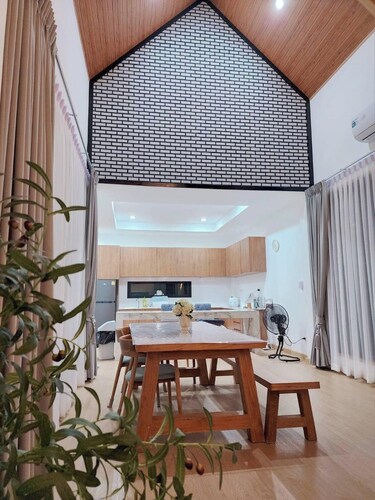 วิลล่า 4 ห้องนอน พร้อมสระว่ายน้ำและโต๊ะพลู