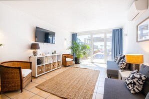 Smart-TV, Kamin, Stereoanlage