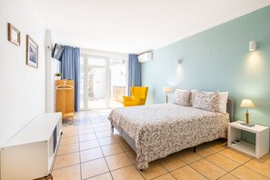 2 Schlafzimmer, Schreibtisch, Bügeleisen/Bügelbrett, Reisekinderbett