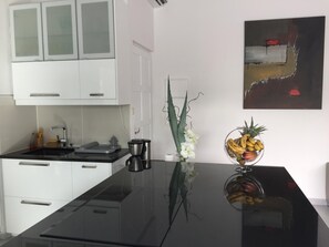 Microwave, oven, dishwasher, coffee/tea maker