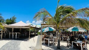 تناول الطعام بالخارج