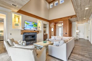 Smart TV - High-End Destin Retreat w/ Pool, Hot Tub & Lakefront View (Destin)