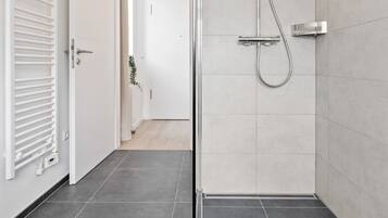 Apartment | Bathroom | Shower, free toiletries, hair dryer, towels