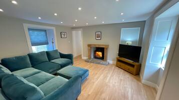 Smart TV, lareira, aparelho de som