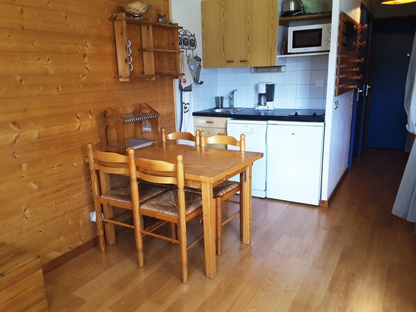 Kühlschrank, Ofen, Geschirrspüler, Kochgeschirr/Geschirr/Besteck