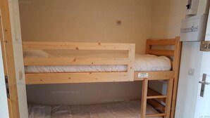 A bunk bed with a wooden frame and white bedding. - Paradiski closed to the slopes vallandry (LANDRY)