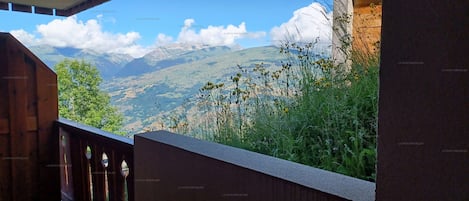 Un balcon donnant sur un paysage montagneux.