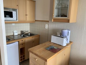 Kühlschrank, Kochgeschirr/Geschirr/Besteck