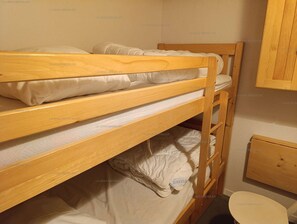 A bunk bed with a wooden frame and white bedding. - Paradiski closed to the slopes vallandry (LANDRY)