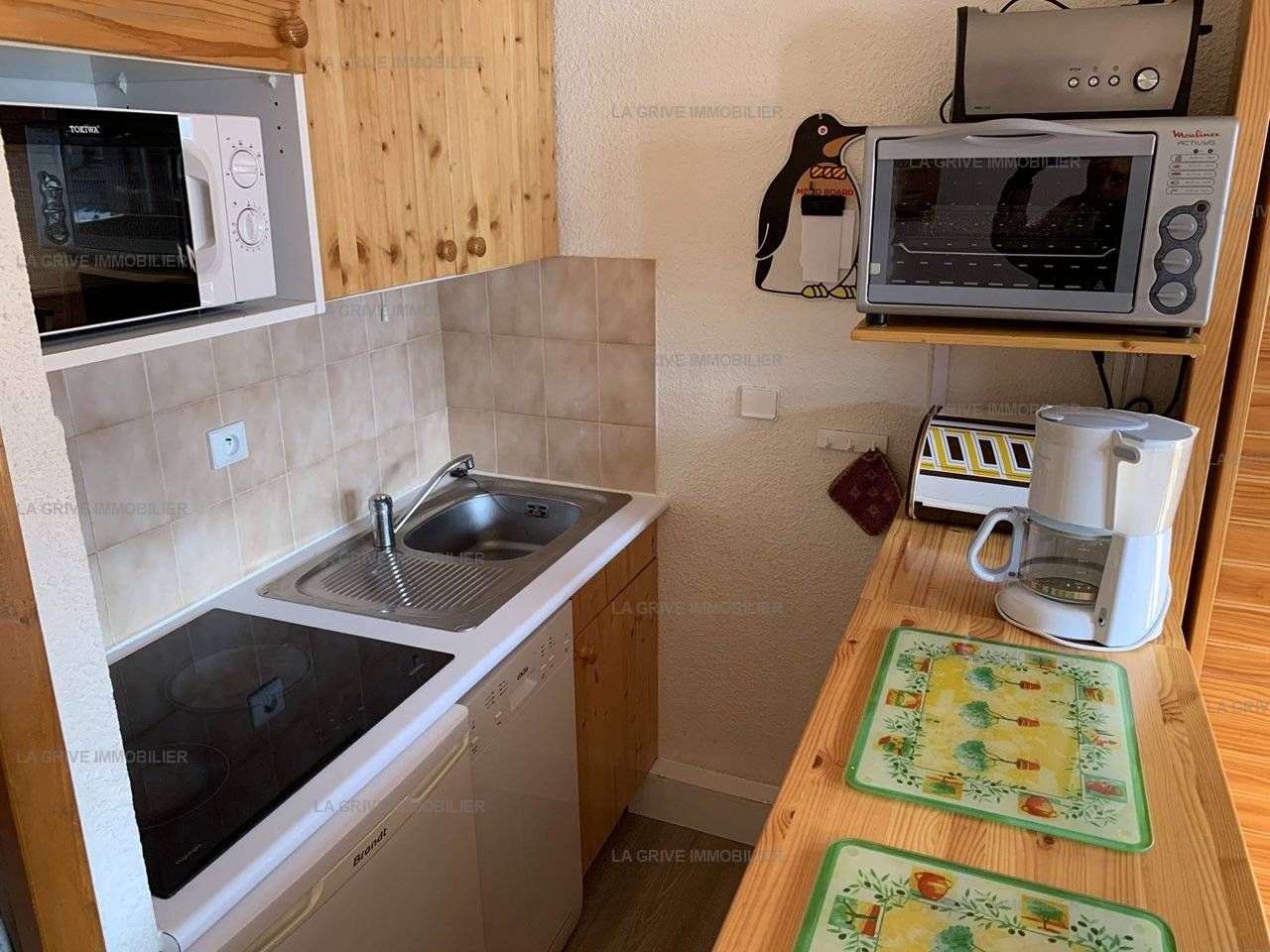 Fridge, oven, dishwasher, cookware/dishes/utensils