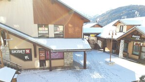 A ski resort building with a sign for 'SKISSET Funki' and a 'FURSKI' store.
