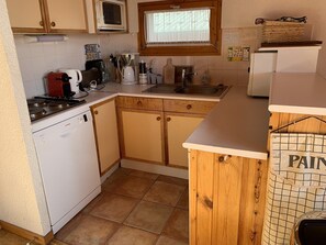 Kühlschrank, Mikrowelle, Geschirrspüler, Kochgeschirr/Geschirr/Besteck