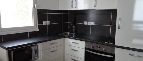 Fridge, cookware/dishes/utensils