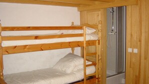 A bunk bed room with a shower area. - Paridiski closed to the slopes vallandry (LANDRY)