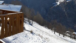 A wooden balcony overlooking a snowy mountain landscape with clear skies. - Paradiski closed to the slopes plan peisey (PEISEY-NANCROIX)